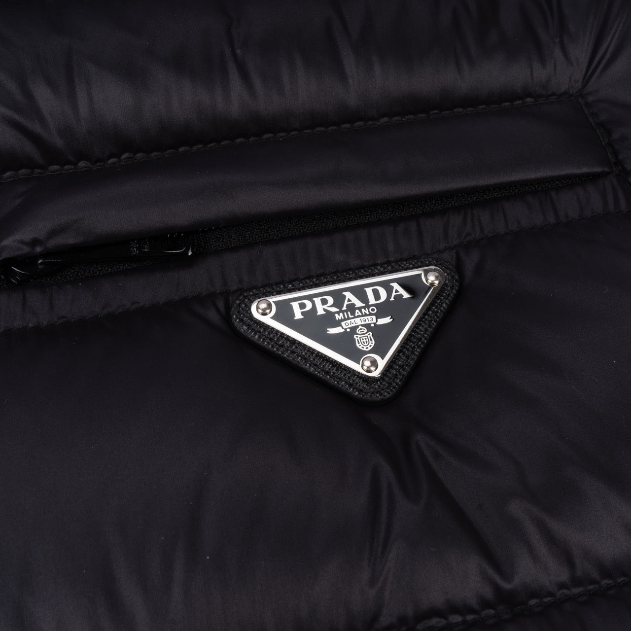 Prada Triangle New Collection Puffer Veste (M-L)