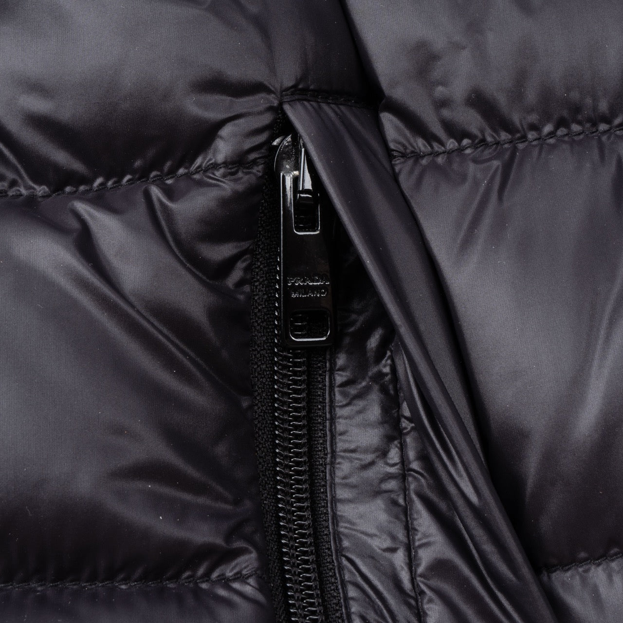 Prada Triangle New Collection Puffer Veste (M-L)