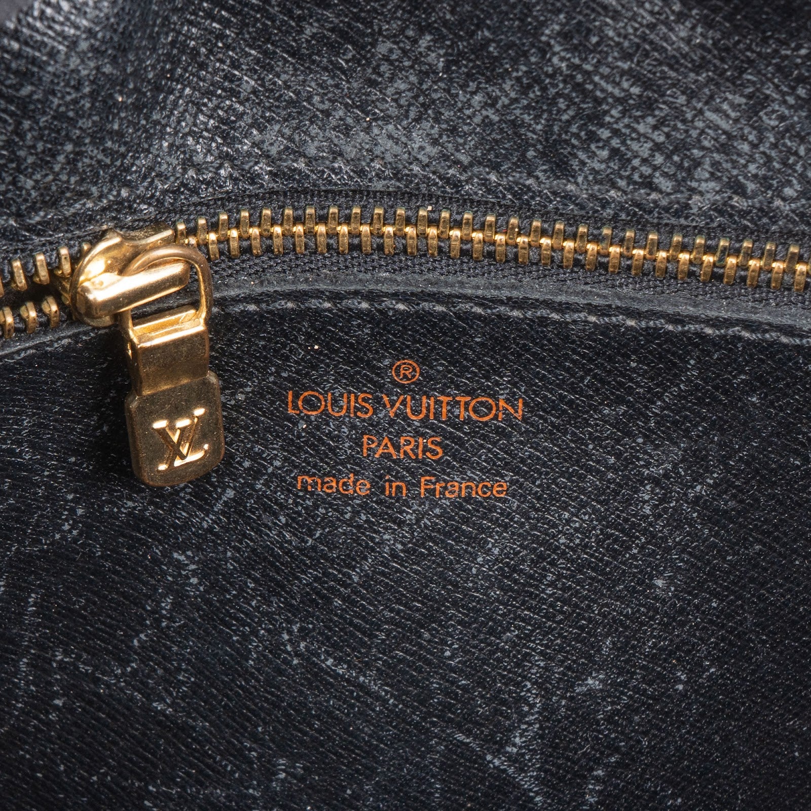 [🔄️B07 / F08] Louis Vuitton Noir Epi Leather Saint Cloud Crossbody Bag - vintageandkickz