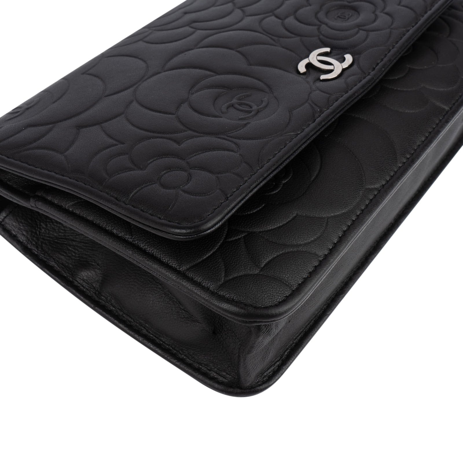 [🔄️B06 / F04] Chanel Embossed Calfskin Camellia On Chain Wallet - vintageandkickz
