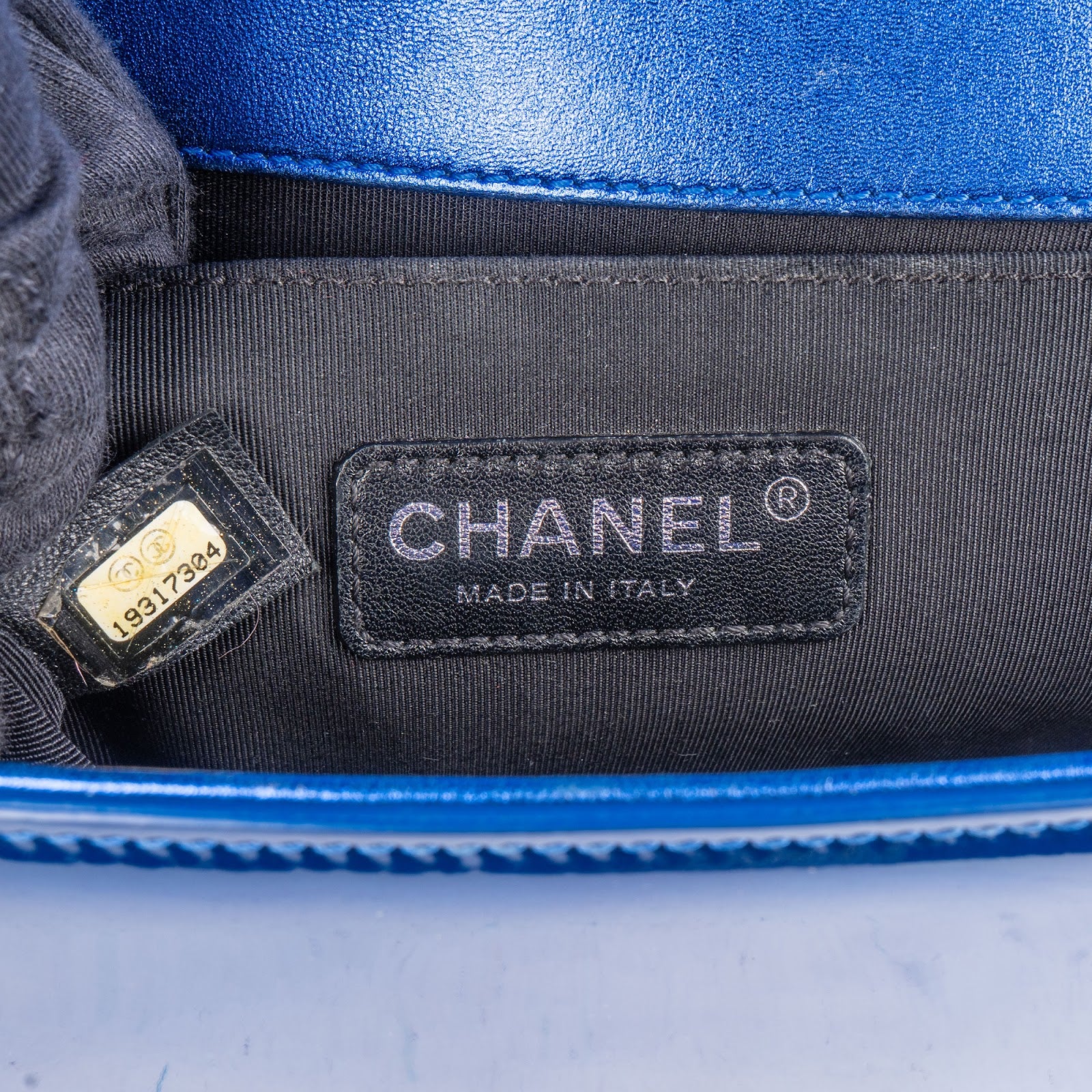 Chanel Quilted Patent Leather Boy Single Flap Crossbody Bag xx flecken auf der Lackleder Klappe? - vintageandkickz