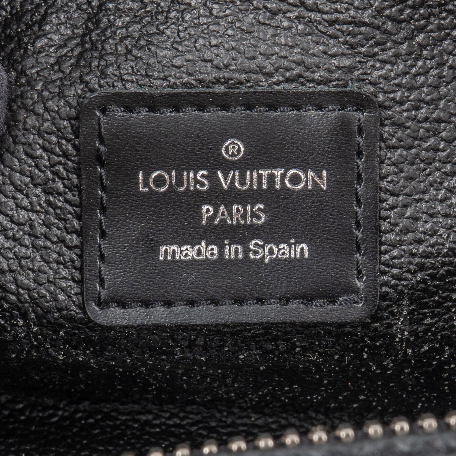 [🔄️B23 / F44] Louis Vuitton Taiga Leather Trousse Toilette GM Handbag - vintageandkickz