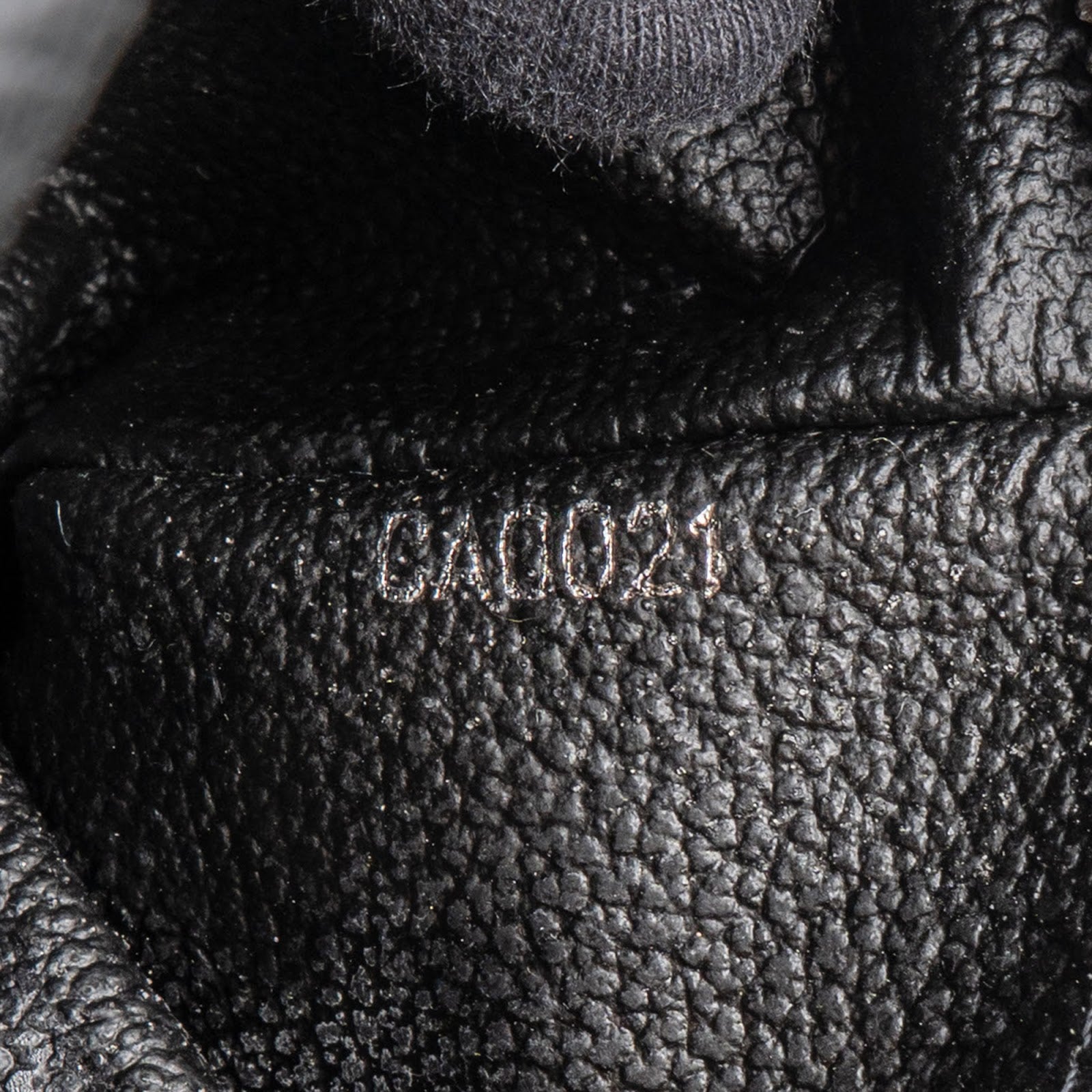 [🔄️B23 / F44] Louis Vuitton Taiga Leather Trousse Toilette GM Handbag - vintageandkickz