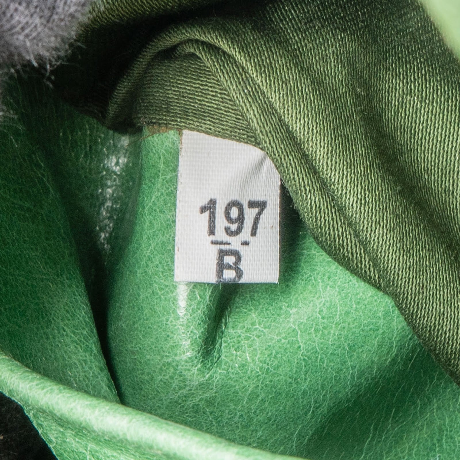 [🔄️B24 / F14] Miu Miu Vitello Lux Satchel Crossbody Bag - vintageandkickz