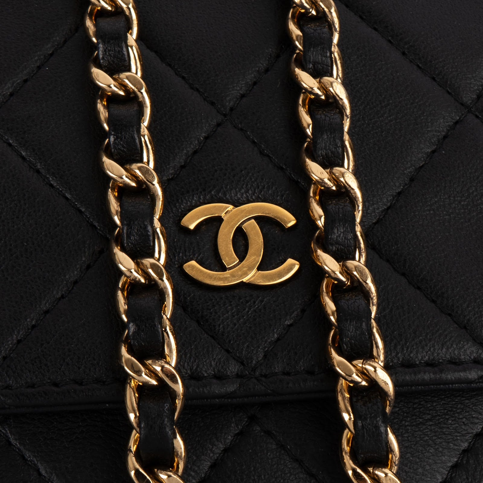 [🔄️B23 / F09] Chanel Quilted Lambskin on Chain Wallet - vintageandkickz