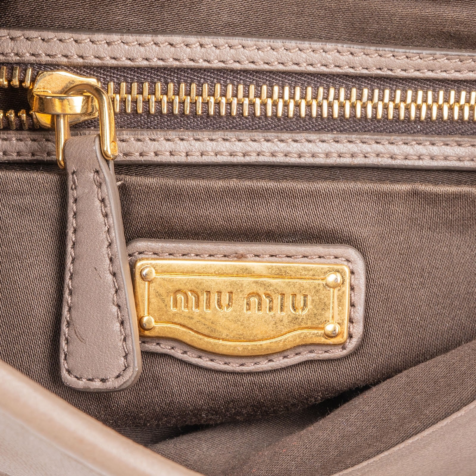 [🔄️B24 / F12] Miu Miu Matelassé Nappa Leather Coffer Crossbody Bag - vintageandkickz