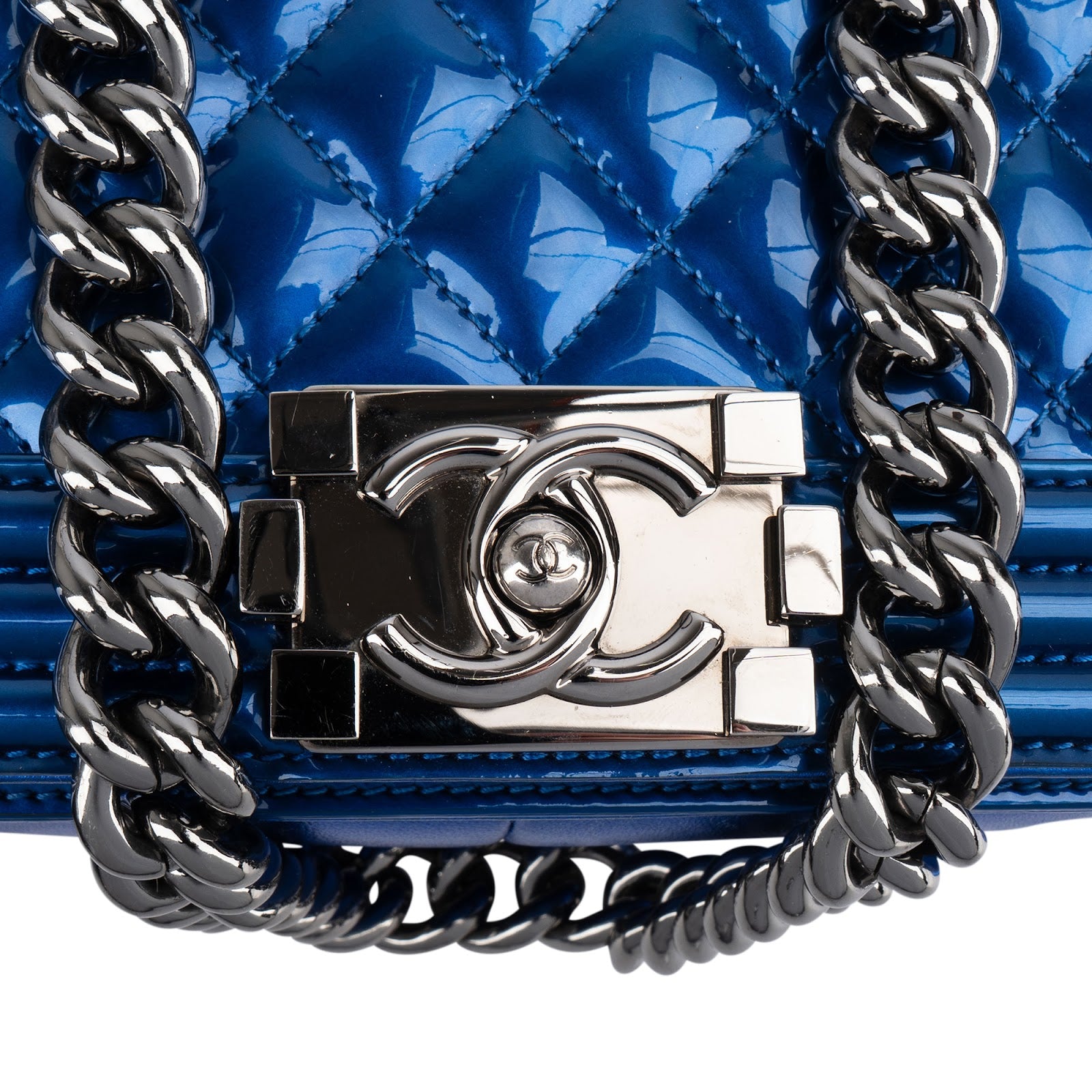 Chanel Quilted Patent Leather Boy Single Flap Crossbody Bag xx flecken auf der Lackleder Klappe? - vintageandkickz