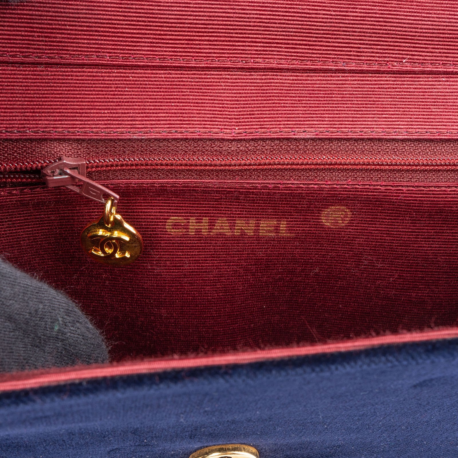 Chanel Chevron Velvet Half Moon Single Flap Crossbody Bag xxverschluss erneuern - vintageandkickz