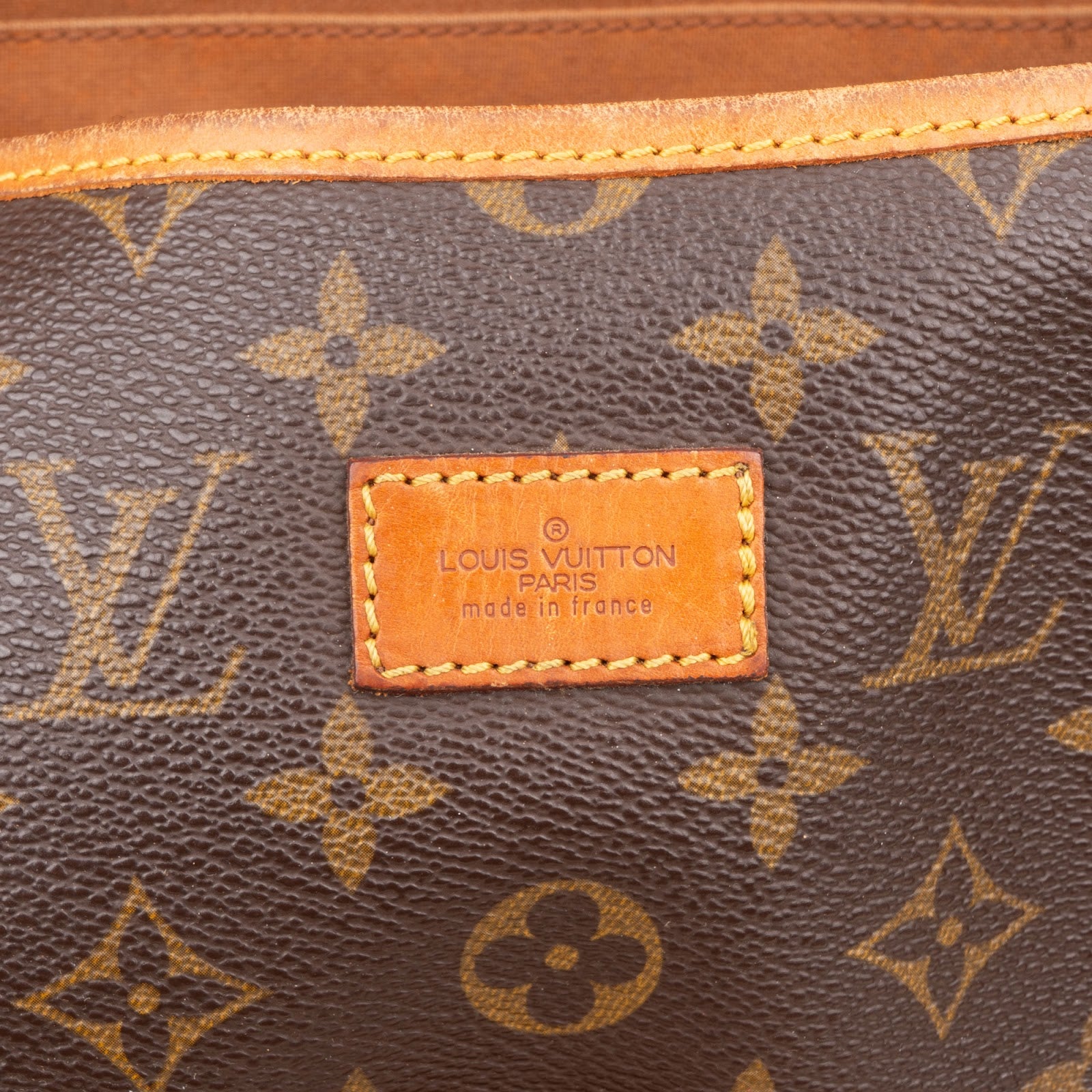 [🔄️B09 / F26] Louis Vuitton Monogram Canvas Saumur 30 Crossbody Bag - vintageandkickz