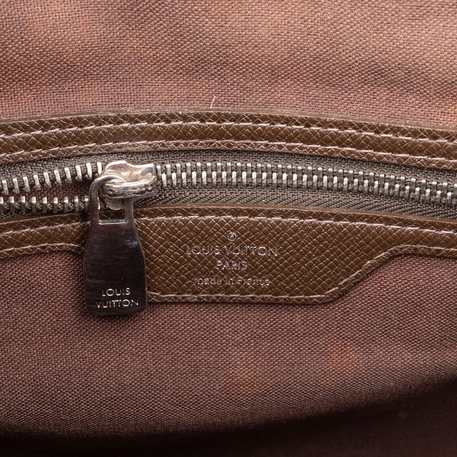 [🔄️B07 / F03] Louis Vuitton Taiga Leather Roman Crossbody Bag - vintageandkickz