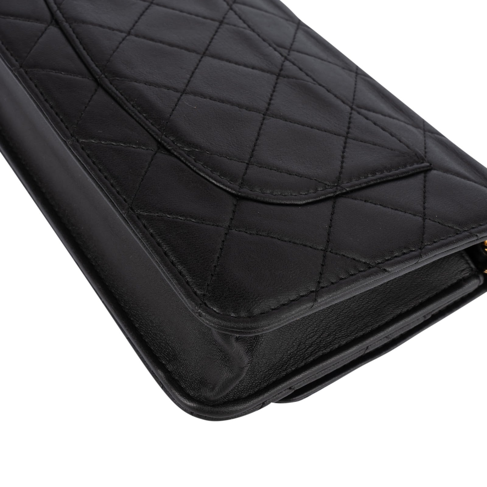 [🔄️B23 / F09] Chanel Quilted Lambskin on Chain Wallet - vintageandkickz