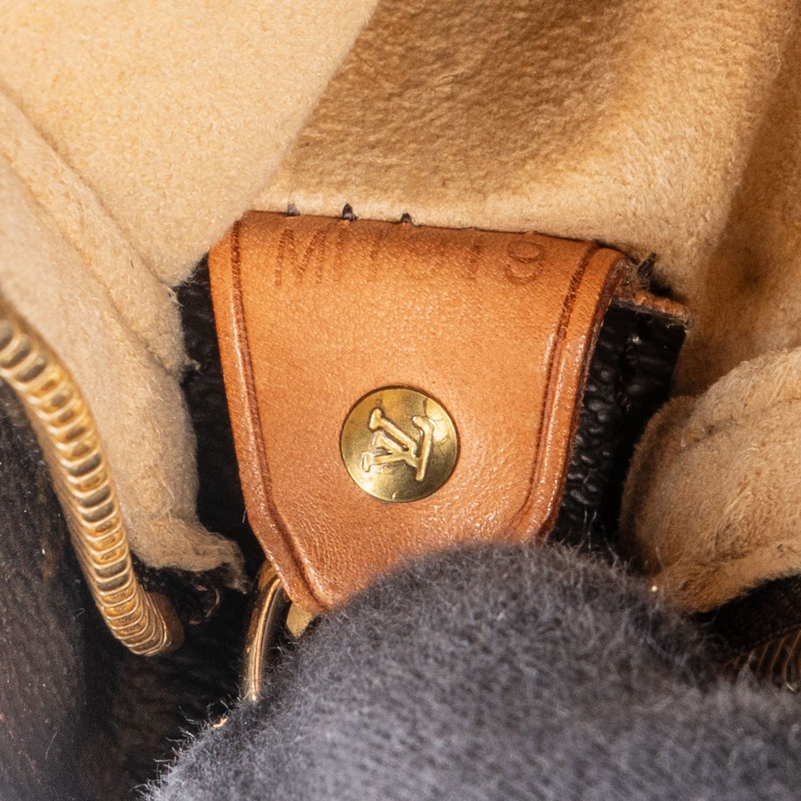 [🔄️B15 / F10] Louis Vuitton Canvas Monogram Looping GM Shoulder Bag - vintageandkickz