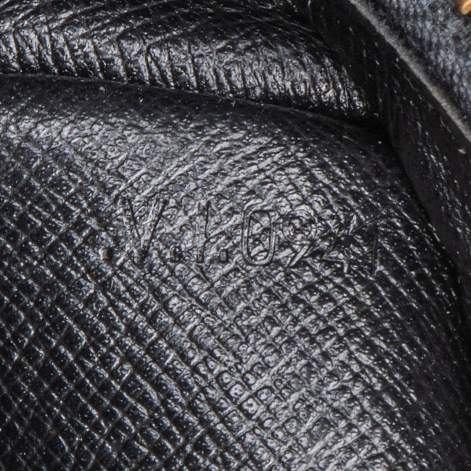[🔄️B07 / F08] Louis Vuitton Noir Epi Leather Saint Cloud Crossbody Bag - vintageandkickz