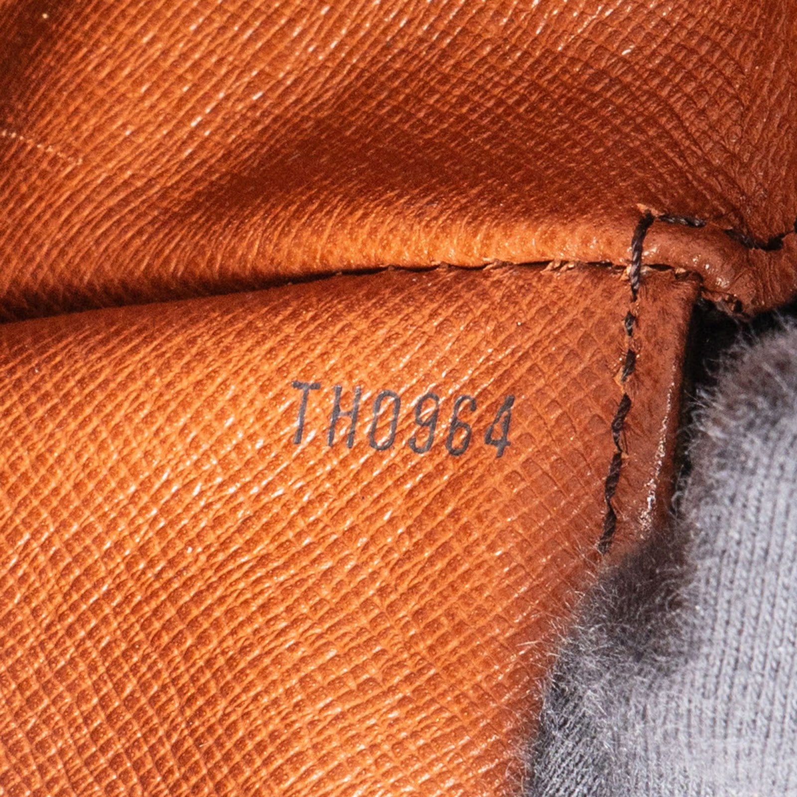 [🔄️B08 / F20] Louis Vuitton Monogram Canvas Saint Cloud Crossbody Bag - vintageandkickz