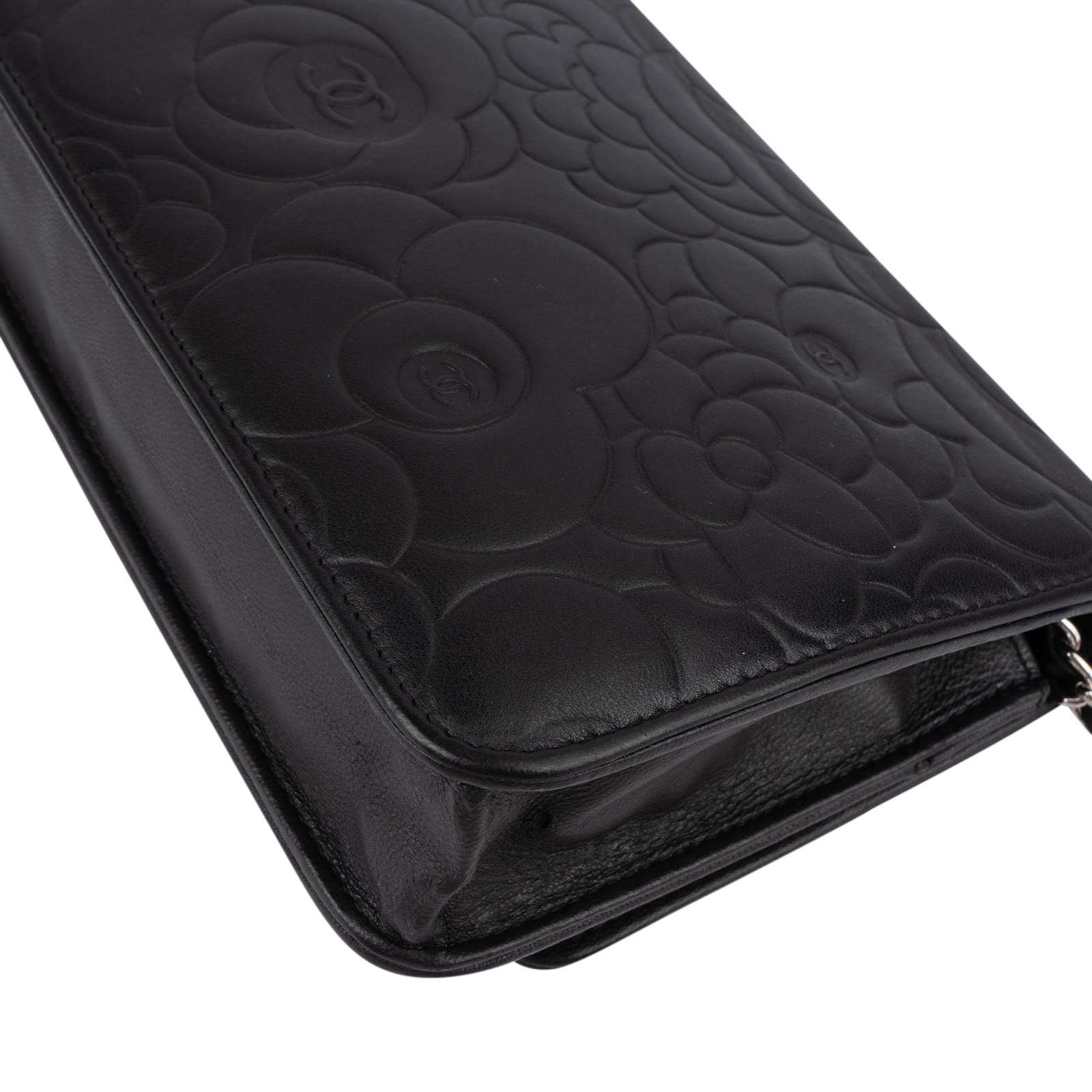 [🔄️B06 / F04] Chanel Embossed Calfskin Camellia On Chain Wallet - vintageandkickz