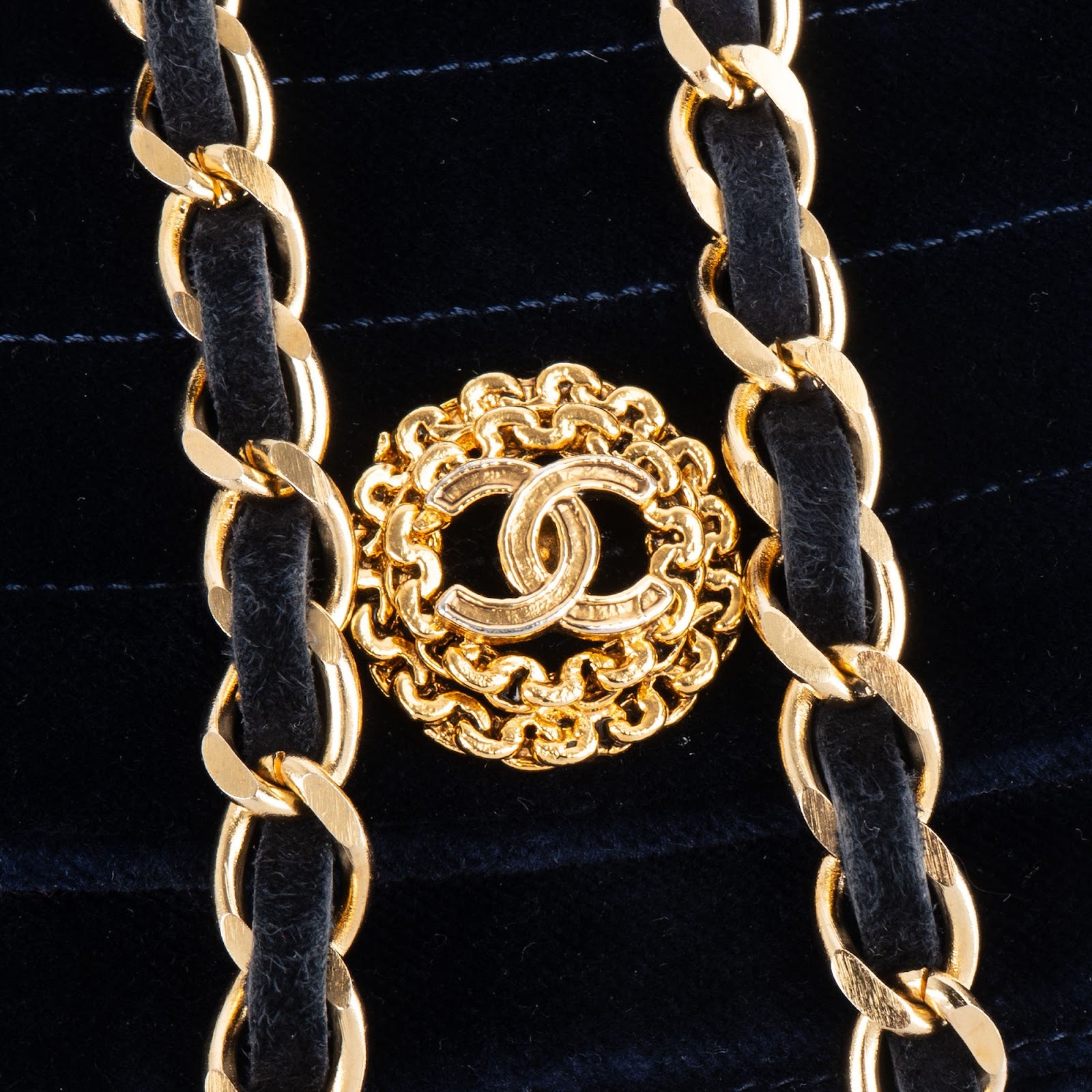 Chanel Chevron Velvet Half Moon Single Flap Crossbody Bag xxverschluss erneuern - vintageandkickz