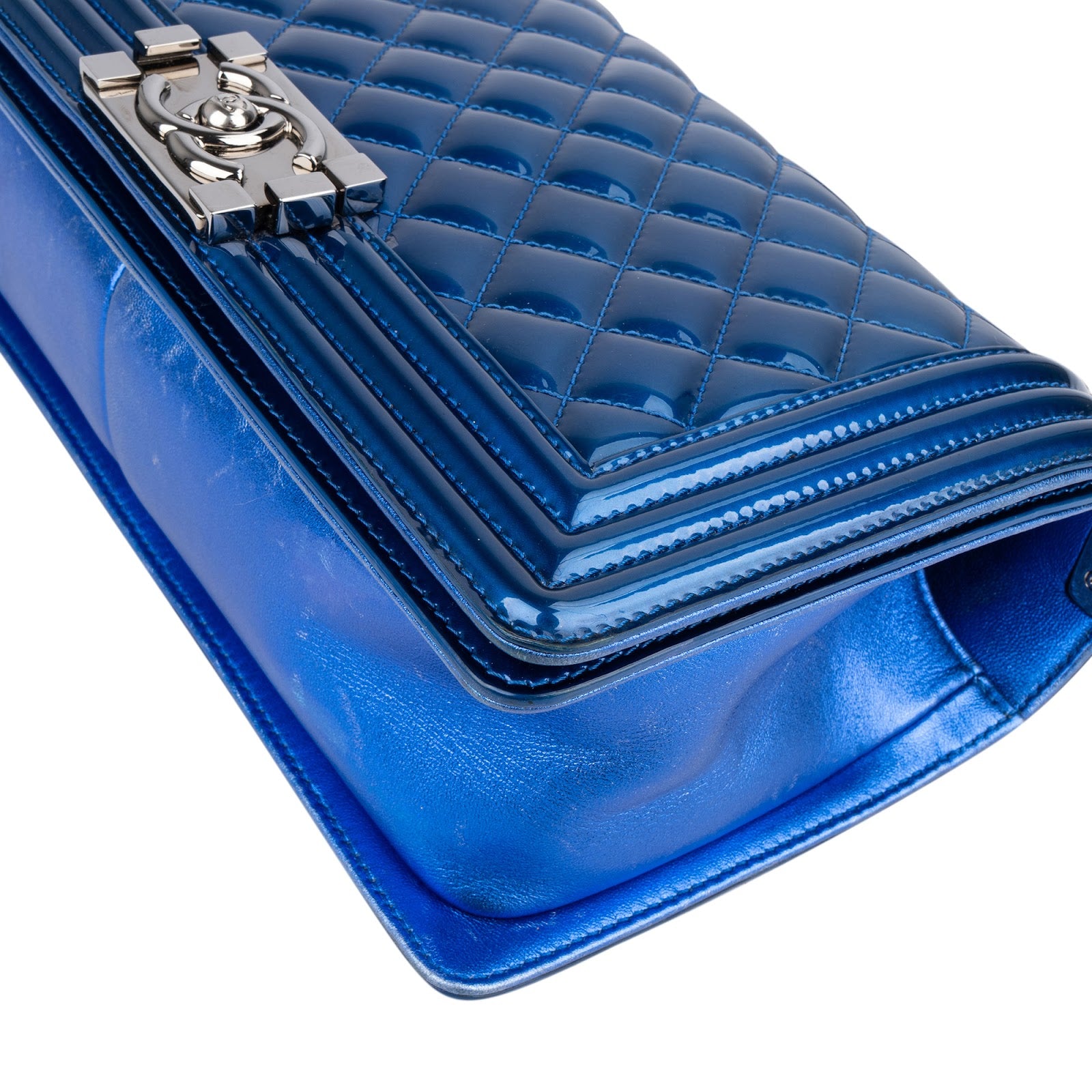 Chanel Quilted Patent Leather Boy Single Flap Crossbody Bag xx flecken auf der Lackleder Klappe? - vintageandkickz