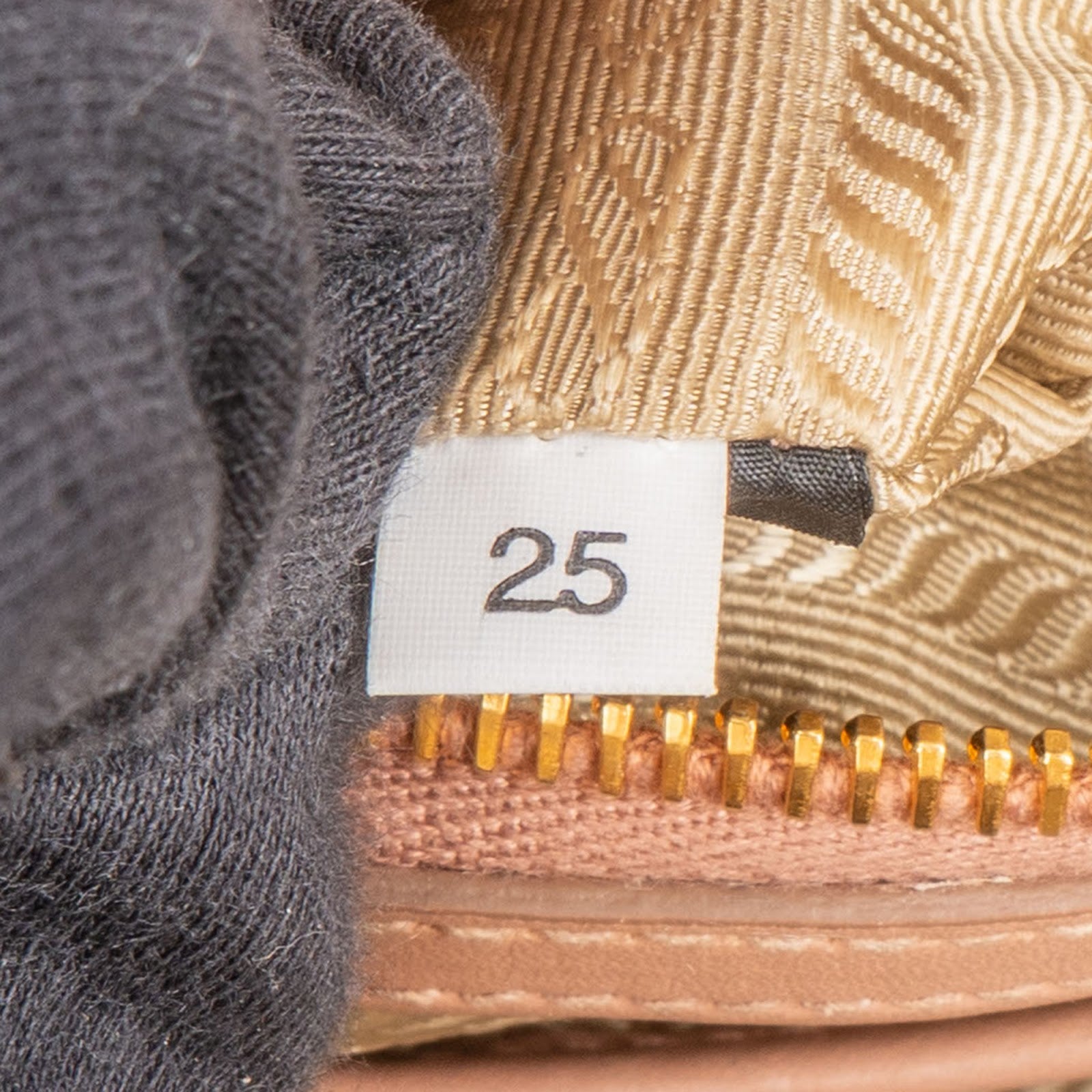 [🔄️B24 / F31] Prada Vitello Daino Bow Crossbody Bag - vintageandkickz