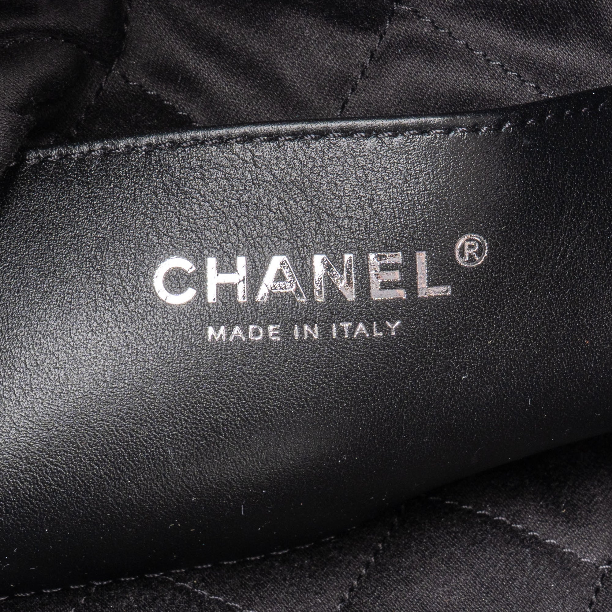 Chanel Noir Quilted Calfskin Small 22 Shoulder Bag - vintageandkickz